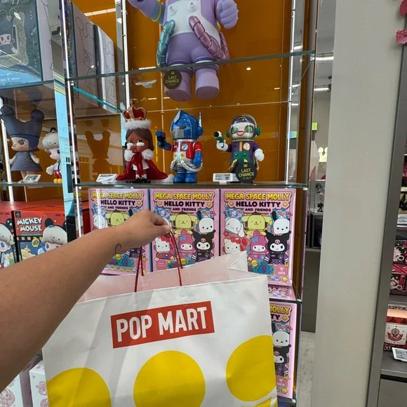 Labubu exciting macaron original from popmart - Picture 4 of 5